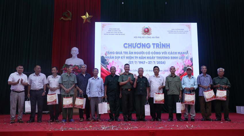 Tặng quà tri ân người có công với cách mạng nhân dịp kỷ niệm 79 năm Ngày Thương binh liệt sỹ tại xã Xuân Cẩm.